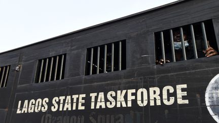 Des manifestants sont détenus dans un camion après avoir été arrêtés lors d'une manifestation contre la brutalité policière, à Lagos, au Nigeria, le 13 février 2021. (PIUS UTOMI EKPEI / AFP)