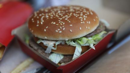 Un Big Mac et son emballage. (JOE RAEDLE / GETTY IMAGES NORTH AMERICA)