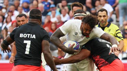 Le 3e ligne anglais Courtney Lawes pris par la défensei fidjienne, lors du quart de finale de Coupe du monde entre l'Angleterre et les Fidji, le 15 octobre 2023 à Marseille. (PASCAL GUYOT / AFP)