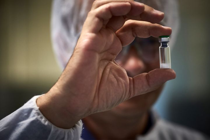 Une fiole de vaccin dans une usine du groupe pharmaceutique Sanofi Pasteur à Marcy-l'Etoile (Rhône), le 7&nbsp;juillet 2016. (JEAN-PHILIPPE KSIAZEK / AFP)