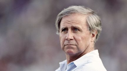 L'entraîneur Michel Hidalgo lors d'un match entre l'OM et le PSG au Stade vélodrome de Marseille (Bouches-du-Rhône), le 21 mai 1989. (JACQUES DEMARTHON / AFP)