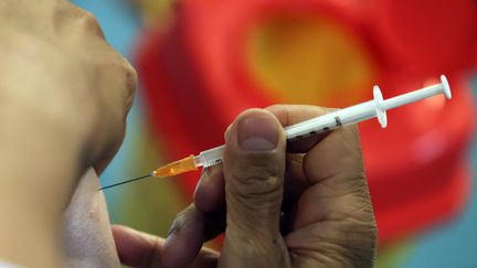 Une patiente reçoit la troisième dose du vaccin Covid-19 de Pfizer-BioNtech à Paris, le 13 septembre 2021. (THOMAS COEX / AFP)