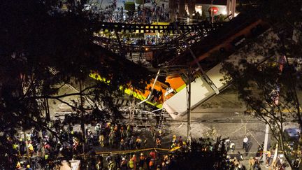 Vue aérienne de l'accident de métro à Mexico (Mexique), le 3 mai 2021. (MANUEL VELASQUEZ / ANADOLU AGENCY / AFP)