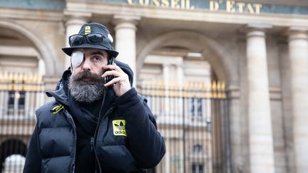 La figure des "gilets jaunes" Jérôme Rodrigues se trouve devant le Conseil d'Etat, à Paris, le 30 janvier 2019. (MAXPPP)