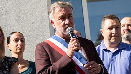 Le maire de Saint-Brevin-les-Pins (Loire-Atlantique), Yannick Morez, lors d'une manifestation de soutien, le 24 mai 2023. (ESTELLE RUIZ / HANS LUCAS / AFP)