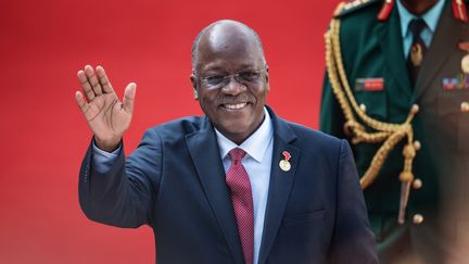 Le président tanzanien, John Pombe Magufuli, à Pretoria (Afrique du Sud) le 25 mai 2019. Depuis son élection, "on peut observer un déclin&nbsp;marqué de la liberté d'expression, d'association et de réunion", observe l'ONG des droits de l'Homme Human Rights Watch. (MICHELE SPATARI / AFP)