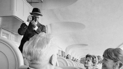 Deauville, août 1961 : Yul Brynner photographie Sophie et Anatole Litvak dans les tribunes de l’hippodrome.
 (DR)