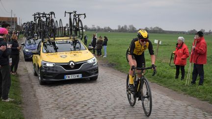 Chloé Schoenenberger devant la voiture de son directeur sportif, sur Paris-Roubaix 2023. (Hortense Leblanc)