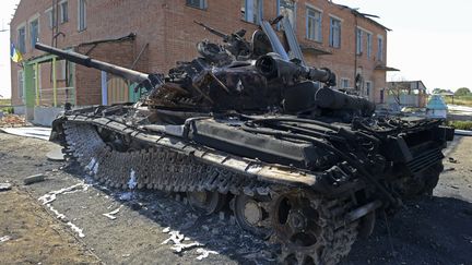 Un tank d&eacute;truit &agrave; Talakovka, pr&egrave;s de Marioupol (Ukraine), le 6 septembre 2014. (ALEXANDER KHUDOTEPLY / AFP)