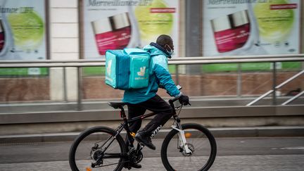 Un livreur Deliveroo dans les rues de Lyon, le 2 février 2022. (NICOLAS LIPONNE / HANS LUCAS / AFP)