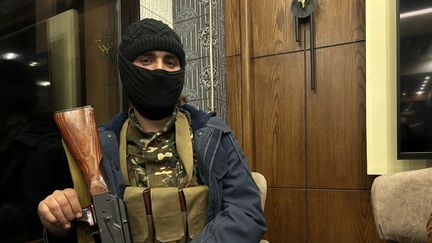 Combattant au sein de HTS, Khattab, 24 ans, est arrivé d'Idlib et découvre la capitale Damas pour la première fois. (ARTHUR SARRADIN / FRANCEINFO)