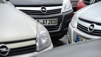 Des v&eacute;hicules de la marque Opel sont gar&eacute;s sur le parking d'un concessionnaire, &agrave; Bochum (Allemagne), le 10 d&eacute;cembre 2012. (PATRIK STOLLARZ / AFP)