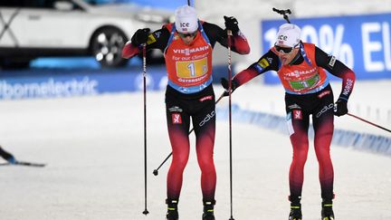 Tarjei Boe passe le relais à son petit frère Johannes pour la Norvège à l'occasion du relais hommes d'Östersund, comptant pour la Coupe du monde de biathlon, samedi 4 décembre 2021. (FREDRIK SANDBERG / AFP)