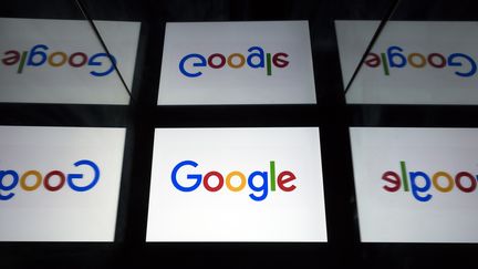 Le logo Google visible depuis des miroirs. (LIONEL BONAVENTURE / AFP)