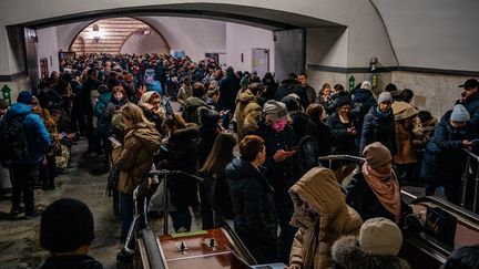 Des civils ukrainiens réfugiés dans une station du métro pour se protéger des frappes russes sur Kiev (Ukraine), le 16 décembre 2022. (DIMITAR DILKOFF / AFP)