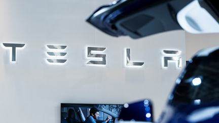 Le stand Tesla à un salon automobile à Bruxelles (Belgique). Photo d'illustration. (KENZO TRIBOUILLARD / AFP)