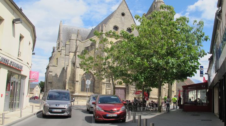 Sur la paisible place du centre-ville de Chambly, on craint que le classement en "zone de s&eacute;curit&eacute; prioritaire" fasse plus de mal que de bien &agrave; la commune. (BASTIEN HUGUES / FTVI)