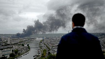 L'incendie de l'usine Lubrizol de Rouen a provoqué un important panache de fumée, le 26 septembre au-dessus de la ville. (PHILIPPE LOPEZ / AFP)