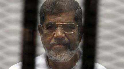 L'ancien pr&eacute;sident &eacute;gyptien Mohamed Morsi, dans le box des accus&eacute;s d'un tribunal du Caire, le 8 mai 2014. (TAREK EL-GABASS / AFP)