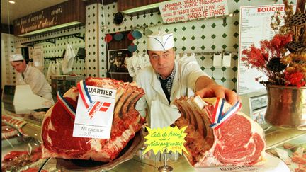 Un boucher normand &agrave; Caen (Calvados) en 1997. (MYCHELE DANIAU / AFP)