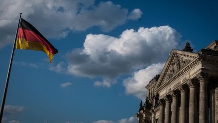 Le drapeau allemand flotte près du Bundestag. (ANDREA RONCHINI / NURPHOTO / AFP)