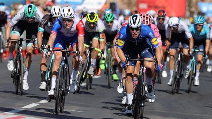 Fabio Jakobsen (à droite) à la lutte avec Arnaud Démare dans le final de la 4e étape du Tour d'Espagne, le 17 août 2021. (MANUEL BRUQUE / EFE / MAXPPP)