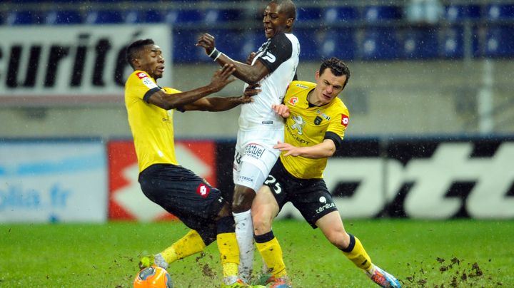 Le ballon s'&eacute;loigne de&nbsp;Younousse Sankhare, et les points avec. (SEBASTIEN BOZON / AFP)