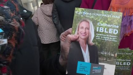 Malgré le renoncement de Benjamin Griveaux dans la course à la mairie de Paris, les militants de La République en marche continuent à arpenter les marchés parisiens pour convaincre les électeurs. (FRANCE 2)