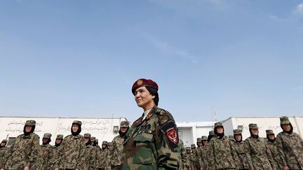 des forces spéciales afghanes. Car, en tant que femmes, elles connaissent mieux les intérieurs des maisons et leurs éventuelles caches. Mais celles qui obtiennent un diplôme ne sont pas toutes combattantes. Elles peuvent entrer dans l’administration, les ressources humaines ou encore la logistique, déclare le lieutenant-colonel Cobra Tanha à Reuters. (Reuters/Mohammad Ismail )