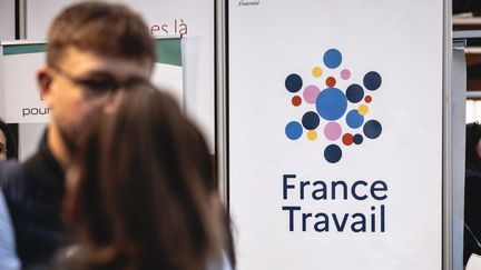 Un stand de France Travail lors d'un forum au Parc des Expositions, à Paris, le 27 mars 2024. (ARNAUD LE VU / HANS LUCAS / AFP)