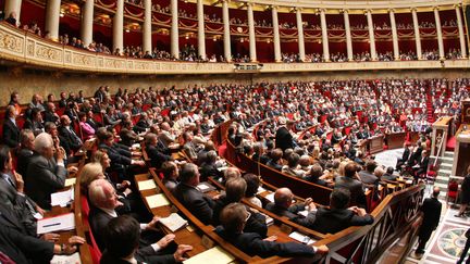 Les d&eacute;put&eacute;s de la derni&egrave;re l&eacute;gislature assistent &agrave; la s&eacute;ance d'ouverture de session parlementaire, le 26 juin 2007. (THOMAS COEX / AFP)