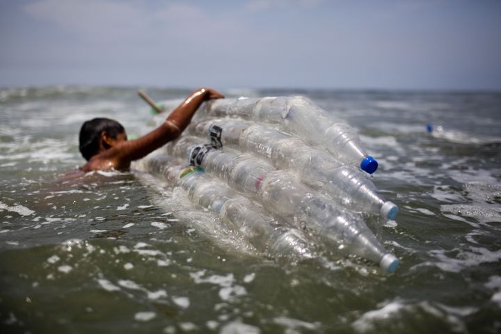 La production mondiale de plastique pourrait augmenter de 41% et la quantité accumulée dans les océans pourrait doubler d'ici 2030 selon un rapport de WWF. (ERNESTO BENAVIDES / AFP)