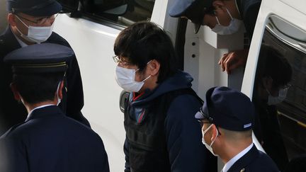 Tetsuya Yamagami, soupçonné d'avoir tué l'ancien Premier ministre japonais Shinzo Abe, est transporté au poste de police, le 10 janvier 2023, à Nara, au Japon. (TAKUMI HARADA / YOMIURI / AFP)