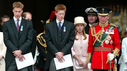 JUIN 2002 - Dans les années qui suivent la mort de sa mère, le prince Harry traverse une période particulièrement trouble. Il boit de l’alcool et fume du cannabis. Son père l’a envoyé visiter un centre de désintoxication pour lui remettre les idées en place. (STEPHEN HIRD / REUTERS)