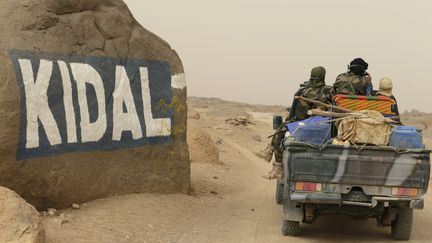 Des soldats maliens approchent de Kidal, dans le nord du Mali, le 26 juillet 2013. (KENZO TRIBOUILLARD / AFP)