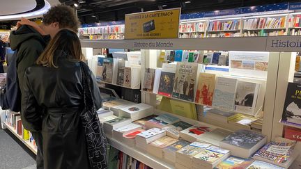 Deux jeunes bénéficiaires du pass culture dans l'un des rayons du magasin Fnac des Halles, à Paris, le 16 novembre 2022.&nbsp; (FG/FRANCEINFO)