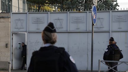 Des policiers français montent la garde devant la synagogue de Sarcelles, en banlieue parisienne, le 11 octobre 2023, après les récentes attaques du Hamas en Israël. (GEOFFROY VAN DER HASSELT / AFP)