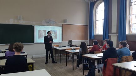 Un cours d'histoire au lycée (illustration). (MAGALI FICHTER / RADIO FRANCE)