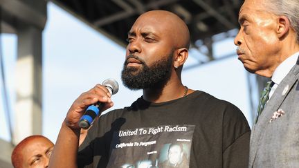 Michael Brown senior (G) lors d'un rassemblement &agrave;&nbsp;Saint-Louis (Missouri, Etats-Unis), le 24 ao&ucirc;t 2014. (MICHAEL B. THOMAS / AFP)