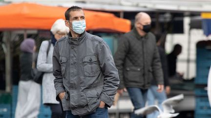 Des passants dans une rue d'Amsterdam, la capitale des Pays-Bas, le 13 octobre 2020. (NICOLAS ECONOMOU / NURPHOTO / AFP)