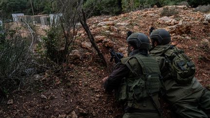 Des réservistes de l'armée israélienne lors d'un entraînement militaire, le 27 novembre 2023, dans la région de Galilée, dans le nord d'Israël. (ORI AVIRAM / MIDDLE EAST IMAGES / AFP)