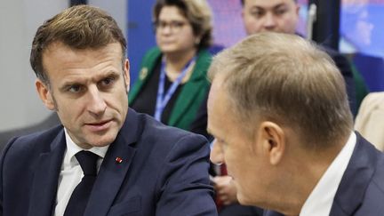 Emmanuel Macron et le Premier ministre polonais, Donald Tusk, discutent lors d'une réunion à Budapest (Hongrie), le 7 novembre 2024. (LUDOVIC MARIN / AFP)