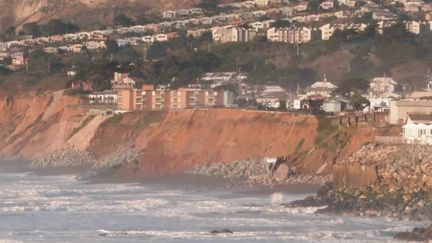 En Californie, les autorités s'inquiétent de l'accélération de l'érosion des côtes. Les fortes pluies et les glissements de terrain accélèrent le phénomène. Les riverains sont dépités. (France 2)