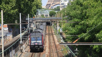 Une rame de RER C passe quai de Grenelle dans le 15e arrondissement de Paris, le 27 mai 2015. (MAXPPP)