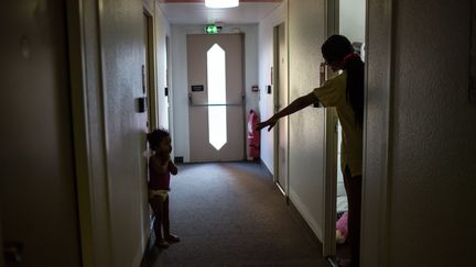 Parmi les 380 migrants &eacute;vacu&eacute;s du campement de La Chapelle, certains ont &eacute;t&eacute; provisoirement orient&eacute;s vers des h&ocirc;tels, comme ici, le 4 juin 2015, &agrave; Clichy-sous-Bois (Seine-Saint-Denis), ou encore &agrave; Evry. D'autres ont pu compter sur la solidarit&eacute; d'habitants et de nombreux autres ont d&ucirc; &eacute;tablir d'autres campements dans Paris.&nbsp; (LAURENCE GEAI / SIPA)