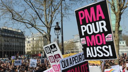 Place de la Bastille, gros plan sur les pancartes de manifestants pour le mariage gay avec les slogans : "PMA pour moi aussi", "Qui a peur de l'égalité", "Oui au mariage, oui à la filiation", en avril 2013. (FRANCE INFO / RADIO FRANCE)