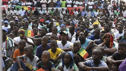 Des supporters sénégalais attentifs se sont réunis place de l'Obélisque à Dakar pour suivre Sénégal-Pologne. (SEYLLOU / AFP)