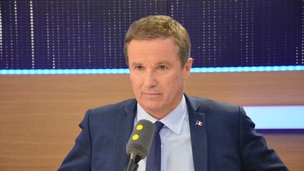 Nicolas Dupont-Aignan, président de Debout la France, invité de franceinfo en 2017. (JEAN-CHRISTOPHE BOURDILLAT / FRANCE-INFO)