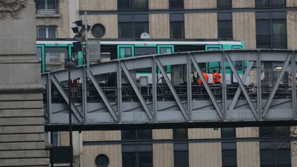 Le métro parisien a déraillé juste avant la station Barbès-Rochechouart, sur la ligne 2, vendredi 2 décembre. (YANN BOHAC/SIPA)