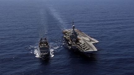 Le porte-avions "Charles-de-Gaulle", accompagn&eacute; du ravitailleur "La Meuse", au large des c&ocirc;tes libyennes, le 12 avril 2011. (CHRISTOPHE ENA / AP / SIPA)